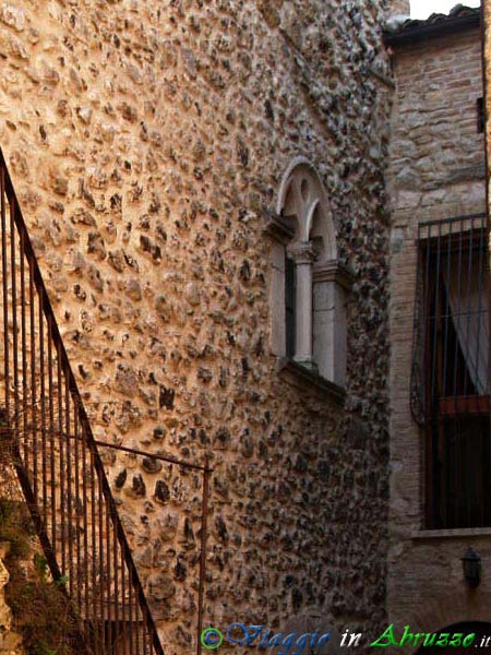06-P4013404+.jpg - 06-P4013404+.jpg - Bifora medievale sulla facciata di un'antica casa del centro storico.